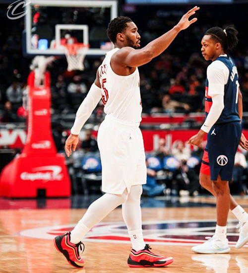 末节狂轰45分逆转!米切尔48分封神 骑士13连胜<a href=/lanqiude/wizards/ target=_blank class=infotextkey>奇才</a>