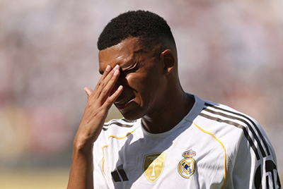 <a href=/qiuxingp/zuqiude/119.html target=_blank class=infotextkey>梅西</a>已揽4金球+3<a href=/zuqiude/ouguan/ target=_blank class=infotextkey>欧冠</a>，C罗1金球+1欧冠，同龄姆巴佩仍0金球0欧冠