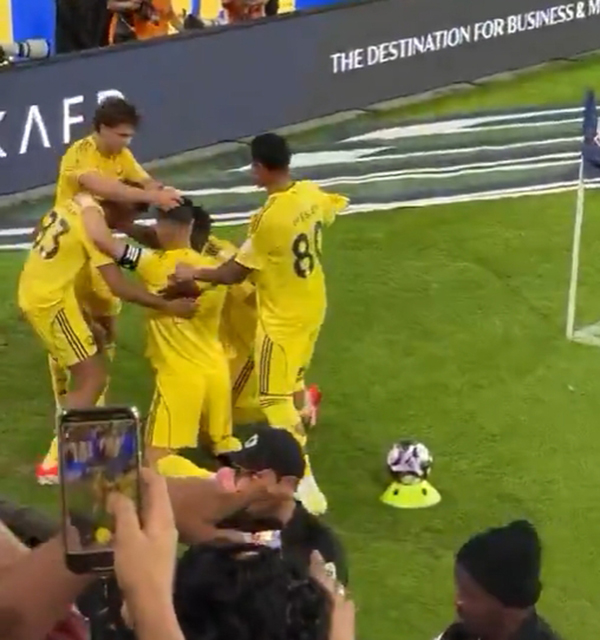 绝杀瞬间！<a href=/qiuxingp/zuqiude/122.html target=_blank class=infotextkey>菲利克斯</a>给C罗戴上“胜利信物”，C罗跳舞回应嗨爆！